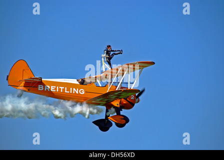 Breitling wing walkers acrobazia Team Display con cielo blu chiaro al pistone e puntelli mostrano sywell Aerodrome Northamptonshire Foto Stock