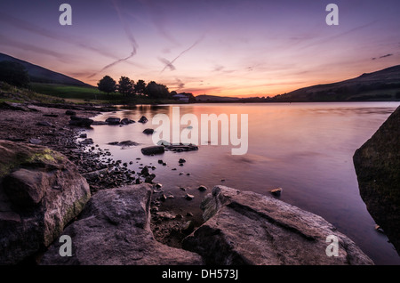 Serbatoio Dovestones a Greenfield al tramonto Foto Stock