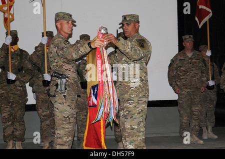 Nativo di Phoenix, Col. Mark D. Collins (sinistra), comandante 82a supporto dei Vigili del Fuoco e New York, native command Sgt. Il Mag. Alberto Foto Stock