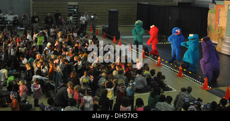 9284: Personaggi di Sesame Street mostrano eseguire davanti a 400 bambini che hanno visitato Collier Centro Fitness per guardare uno spettacolo dal vivo. Sesame Street show ha avuto luogo dalle 16:00 alle 16:40, 24 ottobre. Foto Stock