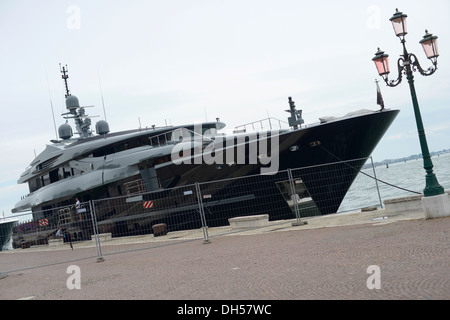 La forza del mare uno progettato da Luca Dini Design, costruito da Admiral Mariotti Yachts, a Venezia al momento della Biennale di Venezia Foto Stock