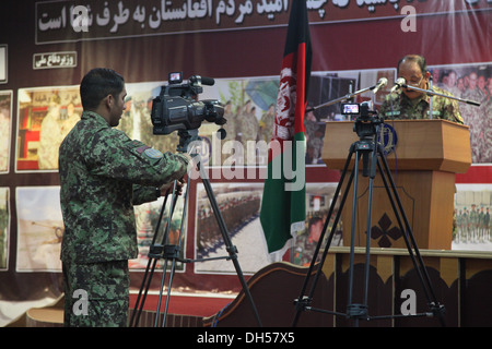 L Esercito nazionale afgano degli affari pubblici soldato prepara la sua fotocamera per registrare la ANA 203rd Corp formazione trimestrale breve in avanti su una base operativa Thunder, Afghanistan, 28 ottobre 2013. Questa breve recensioni il trimestre passato di formazione e aiuta a preparare per Foto Stock