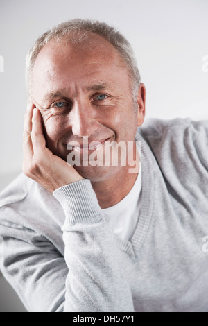 Uomo sorridente, ritratto, Mannheim, Baden-Württemberg, Germania Foto Stock