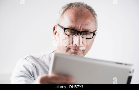 Imprenditore lavorando su un tablet PC, Mannheim, Baden-Württemberg, Germania Foto Stock