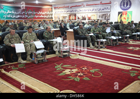 Esercito nazionale afghano, U.S. Esercito e soldati polacchi frequentare la ANA 203rd Corps formazione trimestrale breve in avanti su una base operativa Thunder, Afghanistan, 28 ottobre 2013. Questa breve recensioni il trimestre passato di formazione e aiuta a preparare per il prossimo q Foto Stock