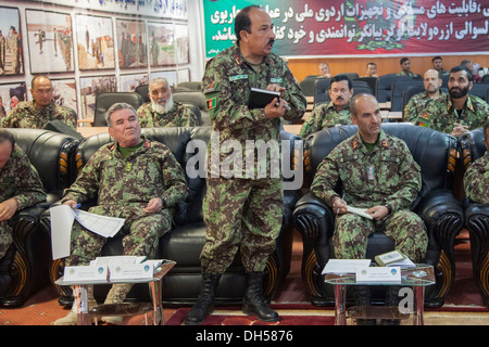 Esercito Nazionale Afghano soldato del 203rd Corps parla durante la ANA 203rd Corps formazione trimestrale breve in avanti su una base operativa Thunder, Afghanistan, 28 ottobre 2013. Questa breve recensioni degli ultimi trimestri di formazione e aiuta a preparare per il upcomin Foto Stock