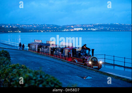 Mumbles - Swansea - Regno Unito - 31 Ottobre 2013 : il tema Halloween treno fantasma rende il modo lungo il lungomare nel piccolo borgo marinaro di Mumbles vicino a Swansea questa sera. Credito: Phil Rees/Alamy Live News Foto Stock