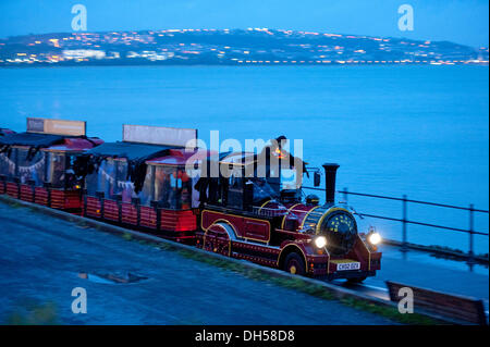 Mumbles - Swansea - Regno Unito - 31 Ottobre 2013 : il tema Halloween treno fantasma rende il modo lungo il lungomare nel piccolo borgo marinaro di Mumbles vicino a Swansea questa sera. Credito: Phil Rees/Alamy Live News Foto Stock