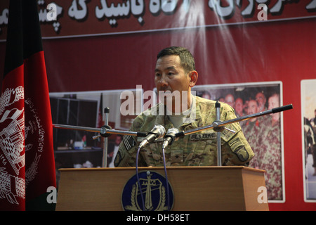 Stati Uniti Esercito Brig. Gen. Clarence K.K. Chinn con 101ª Divisione aviotrasportata parla all'esercito nazionale afghano 203rd Corps formazione trimestrale breve ott. 28, 2013 in avanti su una base operativa il tuono. Questa breve recensioni il trimestre passato di formazione e aiuta a prep Foto Stock