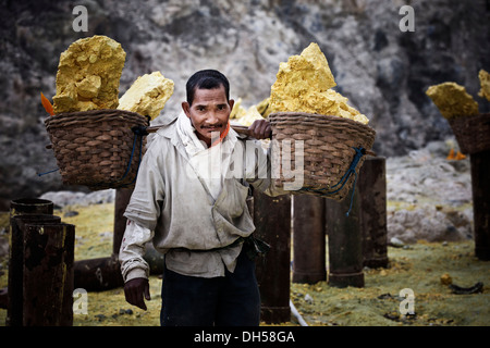 Vettore di zolfo, Kawah ljen, Eastern Java, Java, Indonesia Foto Stock