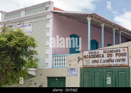 Scuola secondaria, centro storico, Sao Filipe, architettura Sobraro, Isola di Fogo, Capo Verde Foto Stock