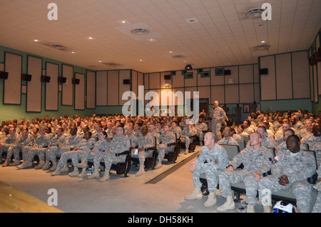 Il comando Sgt. Principali David L. Stewart, comando sergente maggiore del Centro per l'esercito professione ed etica, offre un messaggio Foto Stock