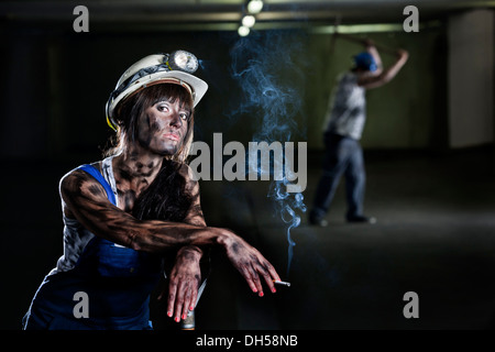 Miniera di femmina lavoratore tenendo una sigaretta, Innsbruck, in Tirolo, Austria Foto Stock