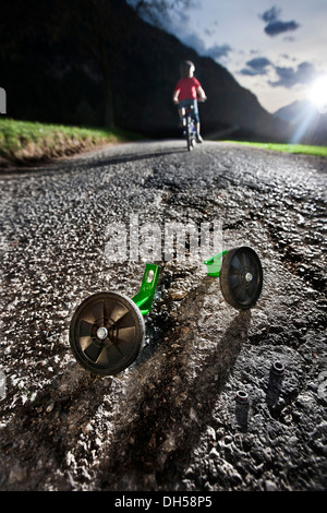 Ragazzo in sella ad una bicicletta per la prima volta senza la formazione di ruote, Reith im Alpbachtal, Distretto di Kufstein, Nord Tirolo, Tirol Foto Stock