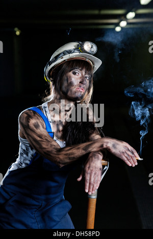 Miniera di femmina lavoratore tenendo una sigaretta, Innsbruck, in Tirolo, Austria Foto Stock