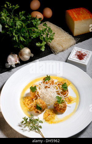 Gnocchi di calamari con spaghetti di riso Foto Stock