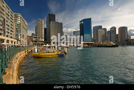 Città del litorale di grattacieli e il commuter traghetto accanto a Circular Quay a Sydney Harbour NSW Australia Foto Stock