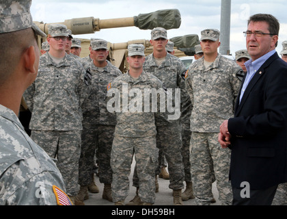 Ashton Carter (a destra), il vice segretario della difesa, parla ai soldati di 1'drago' Battaglione, ottantaduesima campo reggimento di artiglieria, 1° 'Ironhorse' vigili del Team di combattimento, 1° Divisione di cavalleria, il Drago piscina motore ott. 28. Scendendo dalla sua posizione impermeabili Foto Stock