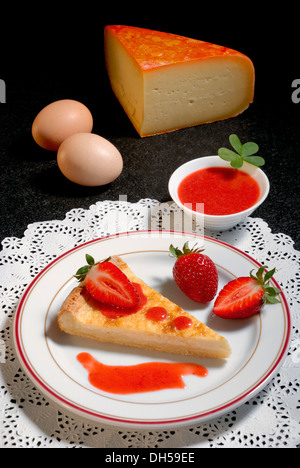 Cheesecake fatta da tre diversi tipi di formaggio Foto Stock