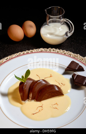 Panna cotta da cioccolato e zafferano Foto Stock