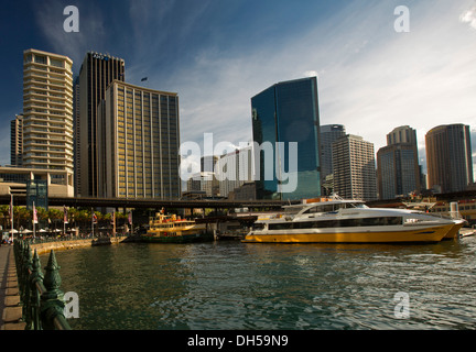 Città del litorale di grattacieli e il commuter traghetto accanto a Circular Quay a Sydney Harbour NSW Australia Foto Stock