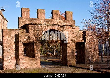 Il George Wishart arch è l'ultimo superstite vestigia delle antiche mura della città di Dundee si trova lungo il Cowgate, Scotland, Regno Unito Foto Stock