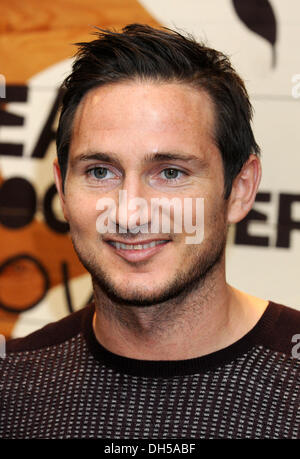 Marylebone, London, Regno Unito . 31 ott 2013. Frank Lampard segni copie del suo nuovo libro per bambini "Frankie versus il Cowboy Crew" a giraffa bookshop, Marylebone, London - 31 ottobre 2013 Credit: KEITH MAYHEW/Alamy Live News Foto Stock