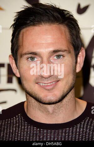 Marylebone, London, Regno Unito . 31 ott 2013. Frank Lampard segni copie del suo nuovo libro per bambini "Frankie versus il Cowboy Crew" a giraffa bookshop, Marylebone, London - 31 ottobre 2013 Credit: KEITH MAYHEW/Alamy Live News Foto Stock