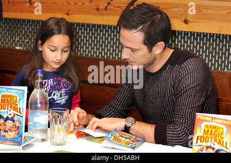 Marylebone, London, Regno Unito . 31 ott 2013. Frank Lampard segni copie del suo nuovo libro per bambini "Frankie versus il Cowboy Crew" a giraffa bookshop, Marylebone, London - 31 ottobre 2013 Credit: KEITH MAYHEW/Alamy Live News Foto Stock