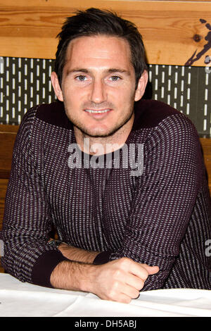 Marylebone, London, Regno Unito . 31 ott 2013. Frank Lampard segni copie del suo nuovo libro per bambini "Frankie versus il Cowboy Crew" a giraffa bookshop, Marylebone, London - 31 ottobre 2013 Credit: KEITH MAYHEW/Alamy Live News Foto Stock