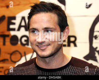 Marylebone, London, Regno Unito . 31 ott 2013. Frank Lampard segni copie del suo nuovo libro per bambini "Frankie versus il Cowboy Crew" a giraffa bookshop, Marylebone, London - 31 ottobre 2013 Credit: KEITH MAYHEW/Alamy Live News Foto Stock