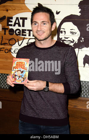 Marylebone, London, Regno Unito . 31 ott 2013. Frank Lampard segni copie del suo nuovo libro per bambini "Frankie versus il Cowboy Crew" a giraffa bookshop, Marylebone, London - 31 ottobre 2013 Credit: KEITH MAYHEW/Alamy Live News Foto Stock