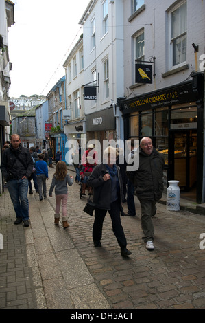 Una trafficata via dello shopping in St Ives Cornwall Regno Unito Inghilterra Foto Stock