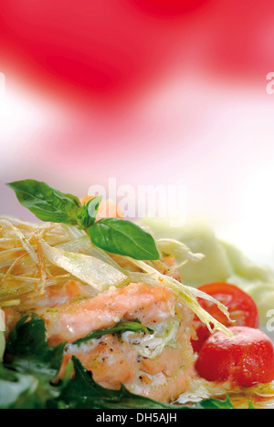 Salmone e spinaci in pasta sfoglia Foto Stock