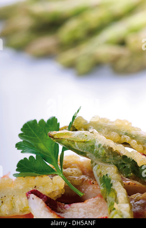 Insalata di salmonetes e asparagi verdi in tempura Foto Stock