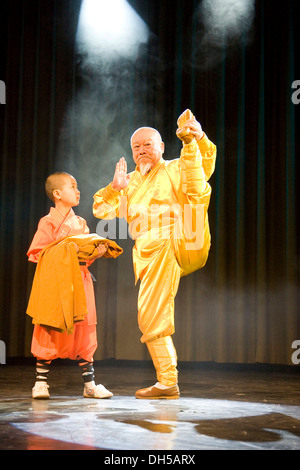 Kung Fu Shaolin, Shi Fu - Master II di Gala, auditorium della Fachhochschule Dieburg, Hesse Foto Stock