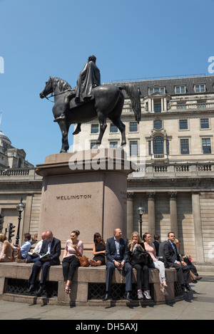 Ufficio i lavoratori aventi la loro pausa pranzo al di fuori della Banca di Inghilterra, London, England, Regno Unito Foto Stock