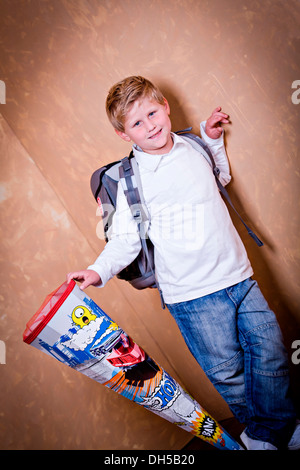 Ragazzo scuola, prima della livellatrice con un sacco di scuola e un cono di scuola Foto Stock