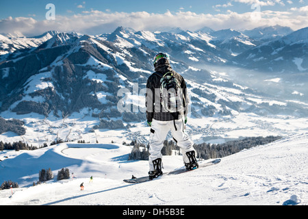 Sciatore affacciato sul Wilder Kaiser area sciistica nelle Alpi, Wilder Kaiser, Söll, Distretto di Kufstein, Nord Tirolo Tirolo, Austria Foto Stock