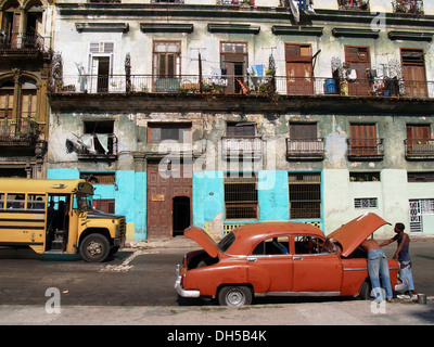 Riparazione auto, l'Avana, La Habana Vieja district, Cuba, Antille Maggiori, dei Caraibi Foto Stock