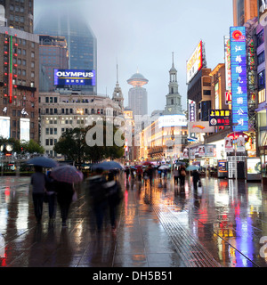 Illuminata via dello shopping Nanjing Dong Lu in serata, Nanjing Road, Shanghai, Cina e Asia Foto Stock