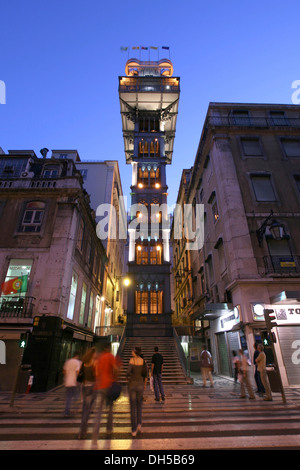 Illuminata Elevador de Santa Justa di notte, Elevador de Santa Justa, Rua Aurea, Lisbona, Portogallo, Europa Foto Stock