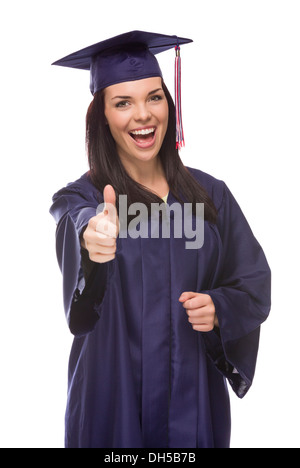Felice la laurea razza mista donna che indossa il cappello e camice con il pollice in alto isolato su uno sfondo bianco. Foto Stock