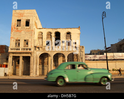 Auto d'epoca, Malecon, Vedado, Havana, Cuba, Caraibi, Greater Antilles Foto Stock