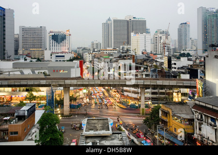 Sukhumvit Road, BTS Skytrain, Linea Sukhumvit Bangkok, Thailandia Foto Stock