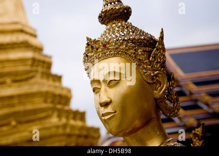 Statua dorata, Kinnari, Wat Phra Kaeo, il Grand Palace, Bangkok, Thailandia Foto Stock