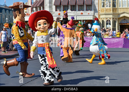 Woody e Jessie di Toy Story e altri personaggi Disney in una sfilata, Magic Kingdom, Disney World Resort di Orlando, Florida Foto Stock