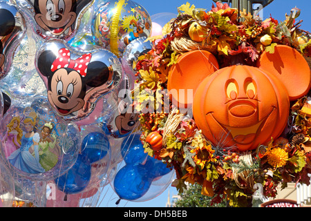 Halloween a Disney World Resort, palloncini decorazioni intagliate di zucca in forma di Mickey Mouse faccia, Orlando in Florida Foto Stock