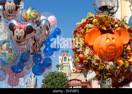 Halloween a Disney World Resort, palloncini decorazioni intagliate di zucca in forma di Mickey Mouse faccia, Orlando in Florida Foto Stock