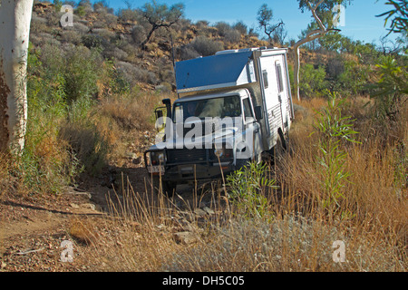 La trazione a quattro ruote motrici il veicolo / camper sul robusto outback australiano via nel Territorio del Nord Foto Stock